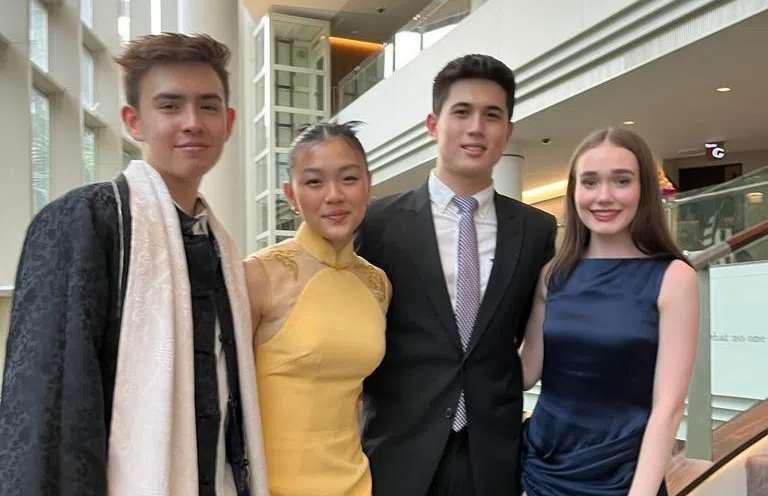 泰山（左一）从中学起就读国际学校，他带着国际学校的朋友认识自己的本地朋友，让他们接触彼此增进理解，对他来说很有意义。（受访者提供）