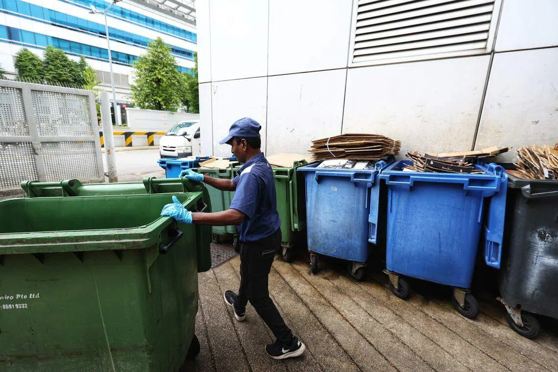 我国人口和经济过去10年来虽然持续增长，但制造的垃圾量下降。（何家俊摄）