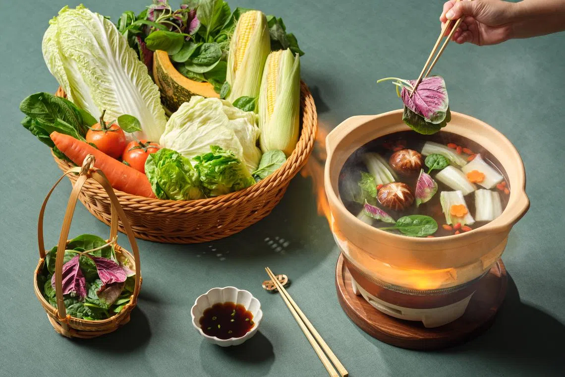 四川豆花饭庄推出双亲节套餐，涮涮锅可汆烫10种有机蔬菜。（餐馆提供）
