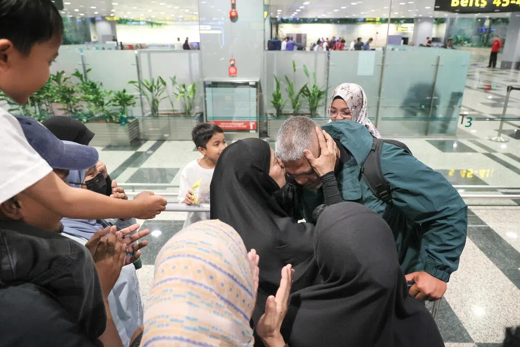 受困中东新加坡人乘搭专机返新 与家人相拥喜极而泣