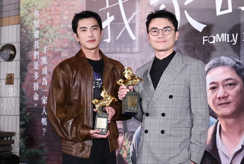 曾敬骅（左）得奖后在台上泪狂飙，右为《我家的事》导演潘客印。（互联网）