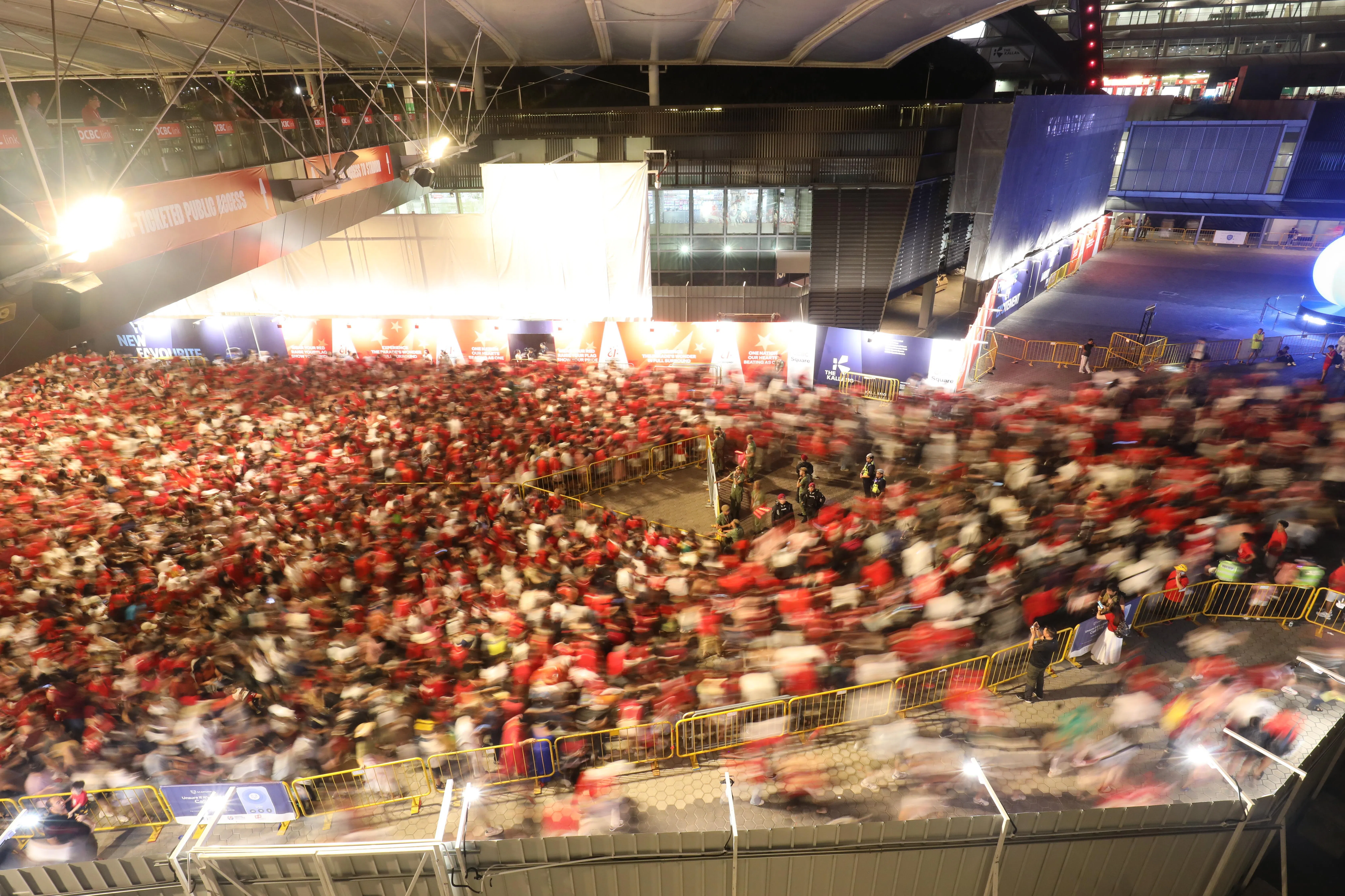 虽然4万2000名公众在国庆庆典结束后离场，多数都前往体育场地铁站，但人潮井然有序，现场秩序良好。（何炳耀摄）