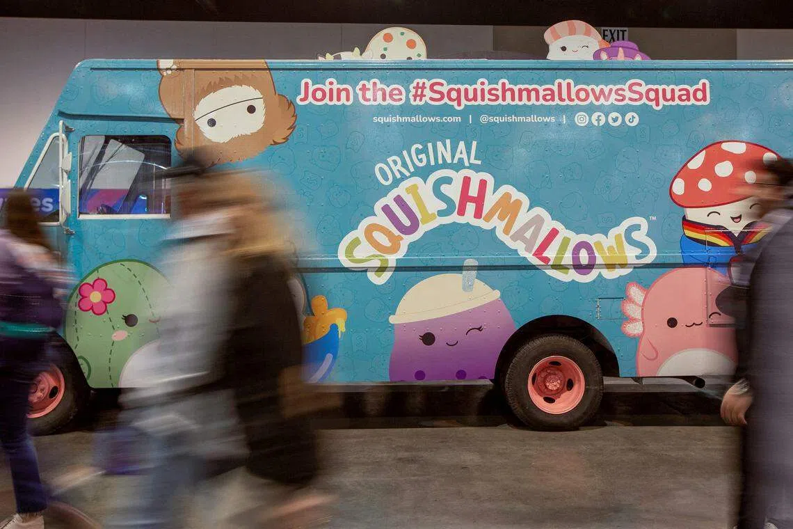 Squishmallows是一款在2017年推出的玩具，由超柔软材料制成，触感非常舒适，推出后掀起热潮。这些Squishmallows每个都有自己独特的名字和个性。到目前为止，市场上约有1000多个不同的Squishmallows。（路透社）