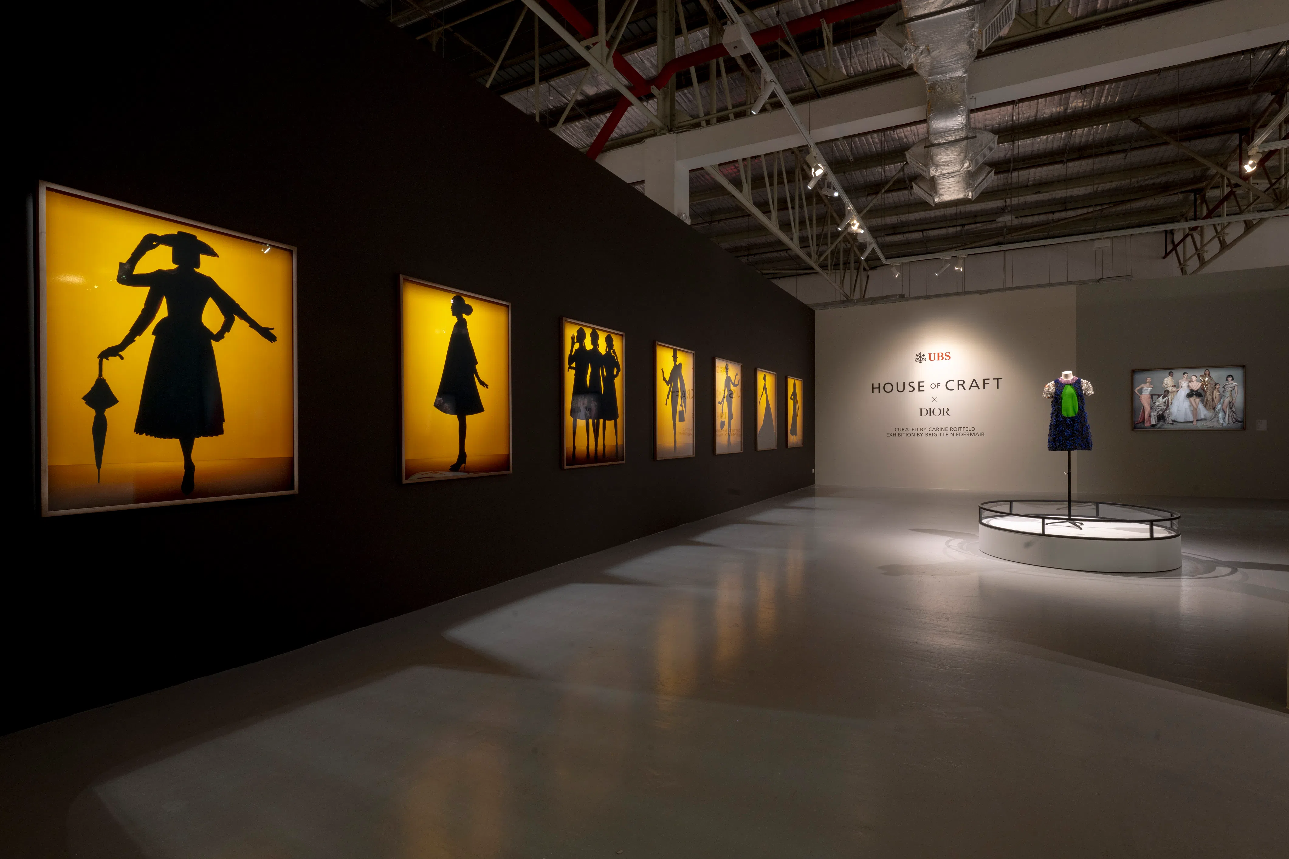 展览空间内一字排开迪奥不同时期创意总监的经典之作。（主办方提供）