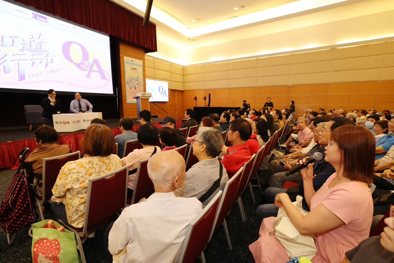 “乐活谈保健”讲座受读者欢迎，约250人亲临出席，与专家近距离交流。（邬福梁摄）