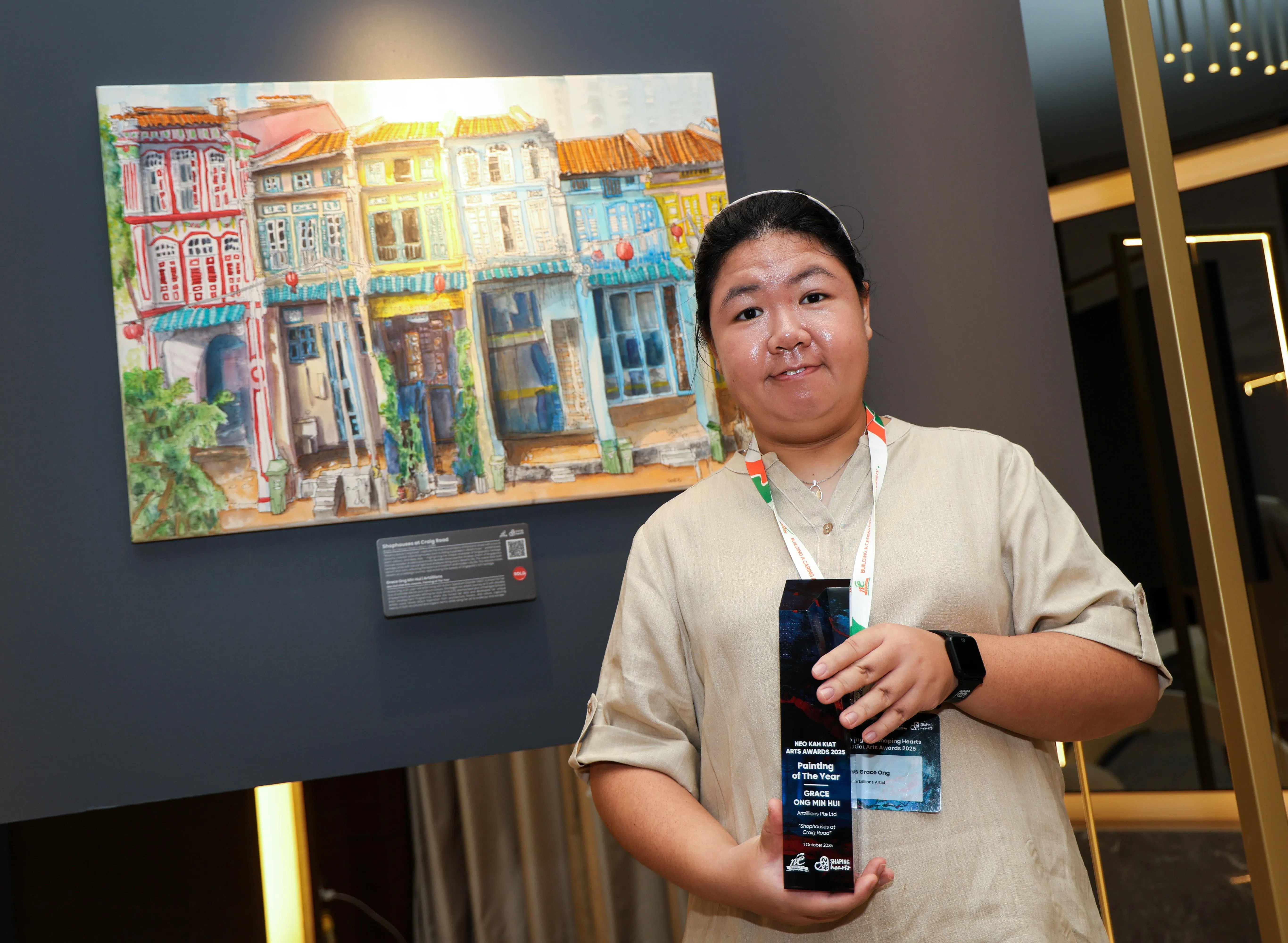 第二届“梁佳吉艺术奖”的年度绘画奖，由23岁王敏惠以一幅店屋油画赢得。（关俊威摄）