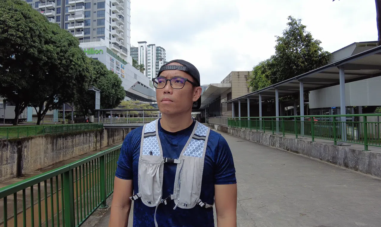 本地知名网红兼前社工Runner Kao，会时常在自己的社交媒体帮忙呼吁寻找失踪青少年。（视频截图）