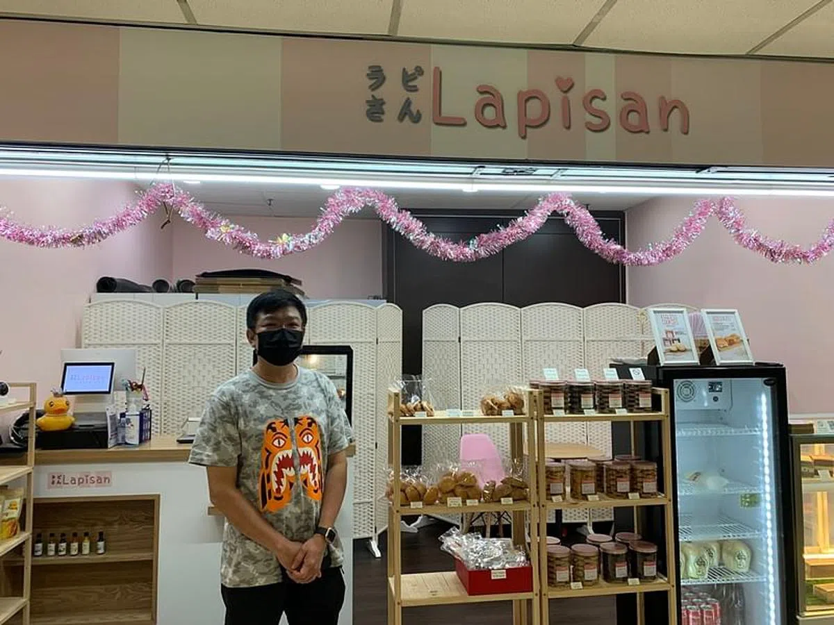 林添华和岳父经营了30年的鱼汤店不久前因租金涨价而结束营业，他如今与妻子转而经营烘焙店。（郑书逸摄）