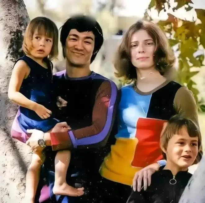 李小龙和琳达育有一子一女李国豪（右一）和李香凝。（互联网）