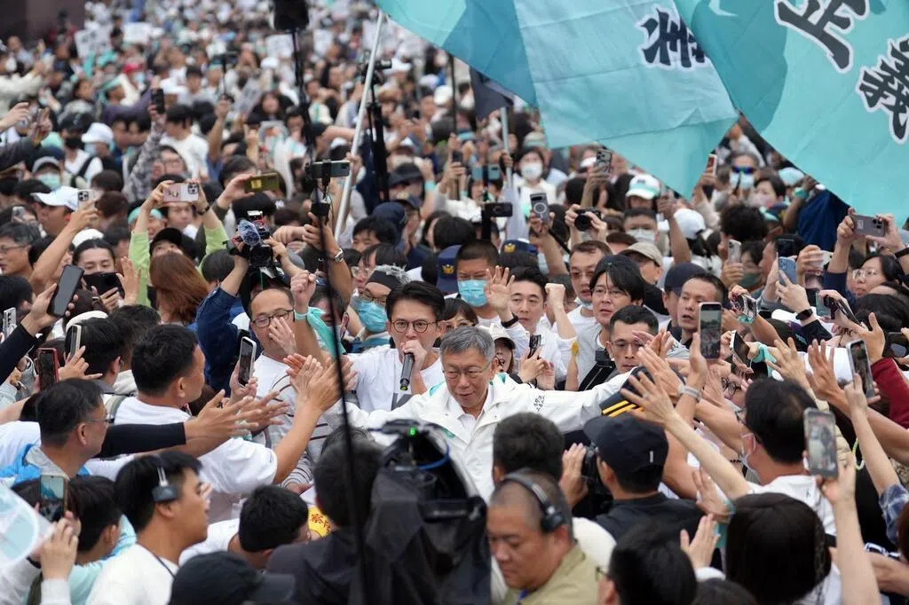 在野“蓝白合”凯道声援柯文哲 柯重申绝不投降屈服