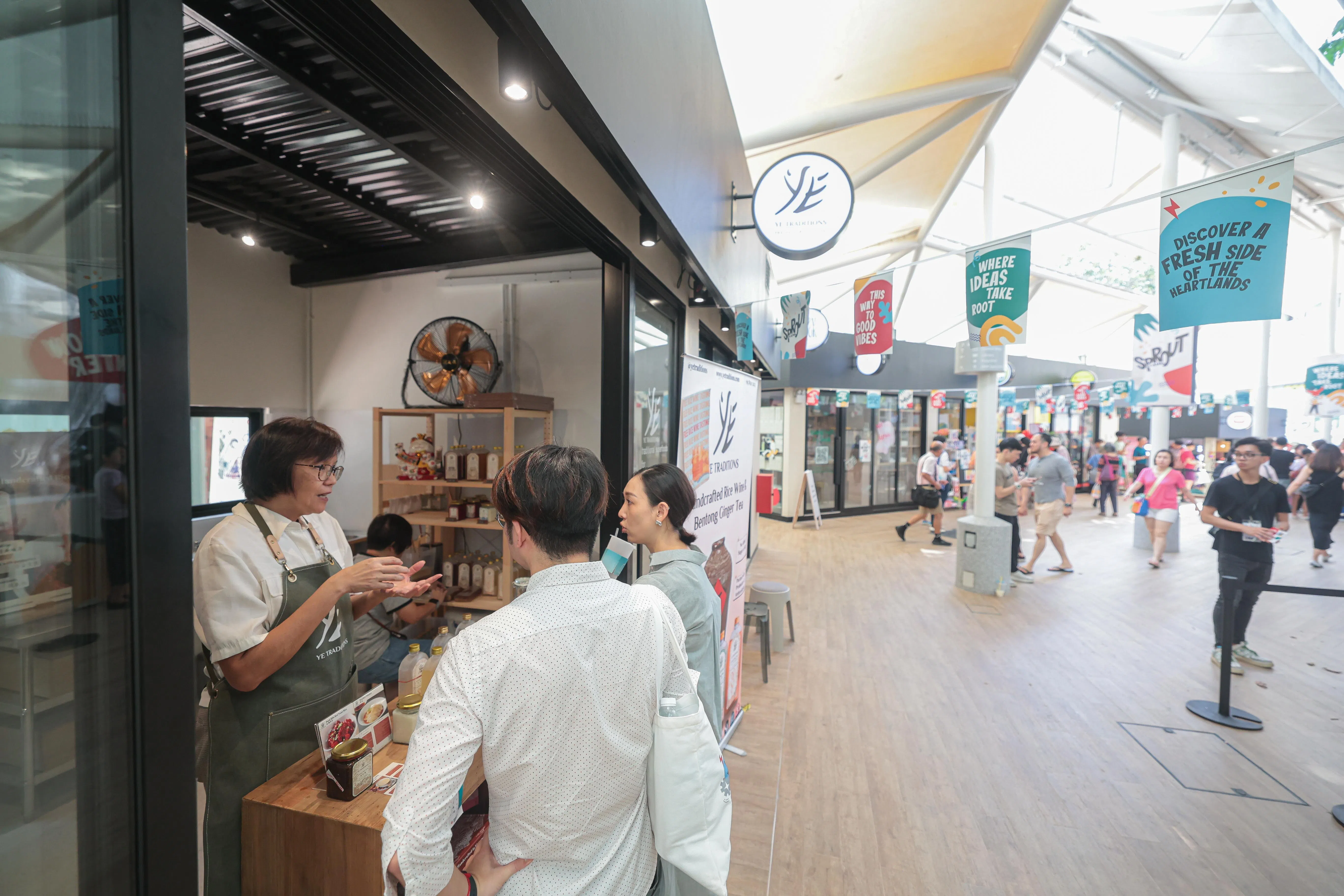 “宏茂桥创新天地”每天上午10时至晚上8时营业。（李冠卫摄）