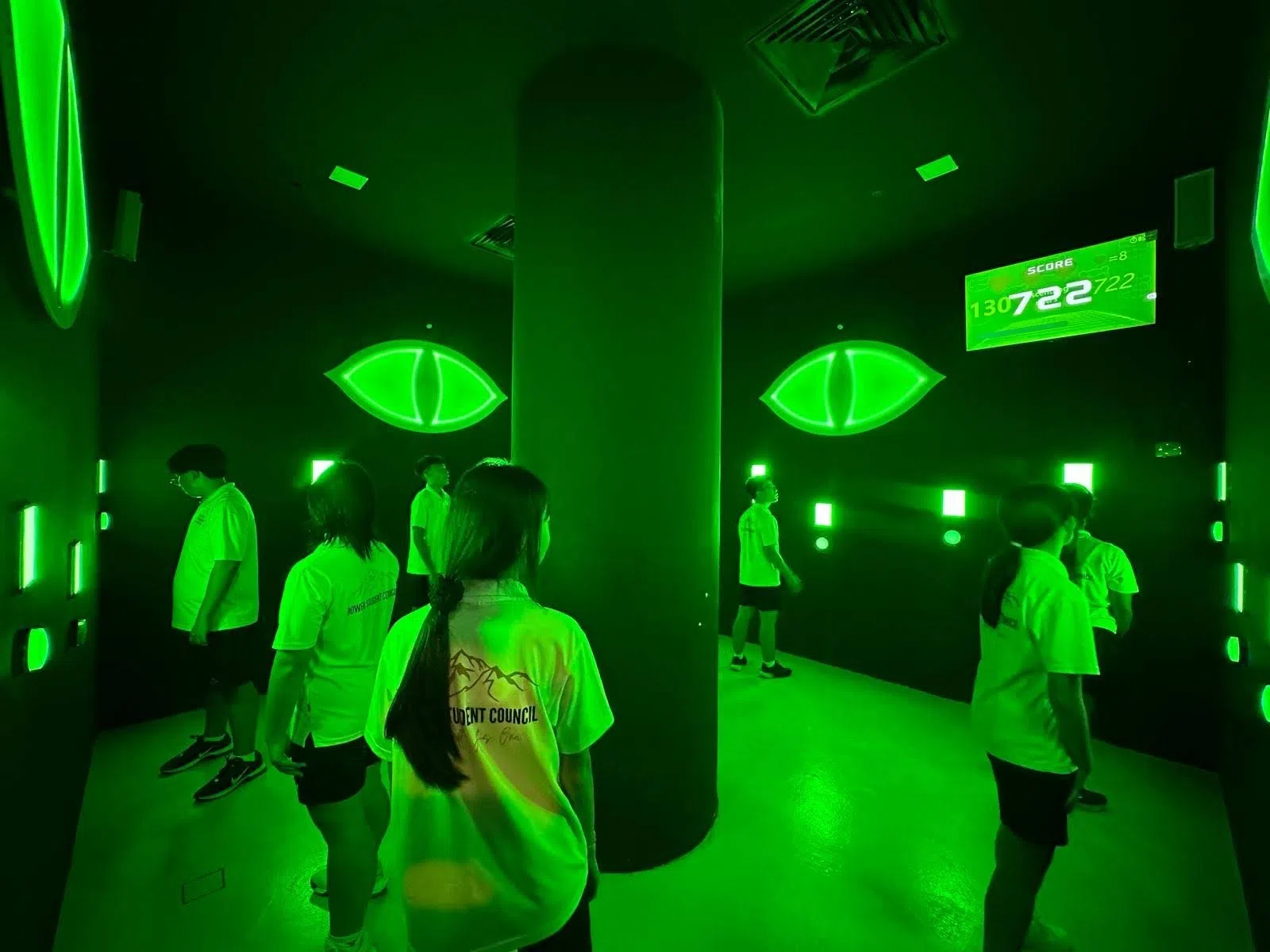 学生会成员在室内游戏馆挑战“恶魔之眼”游戏。（博文中学提供）