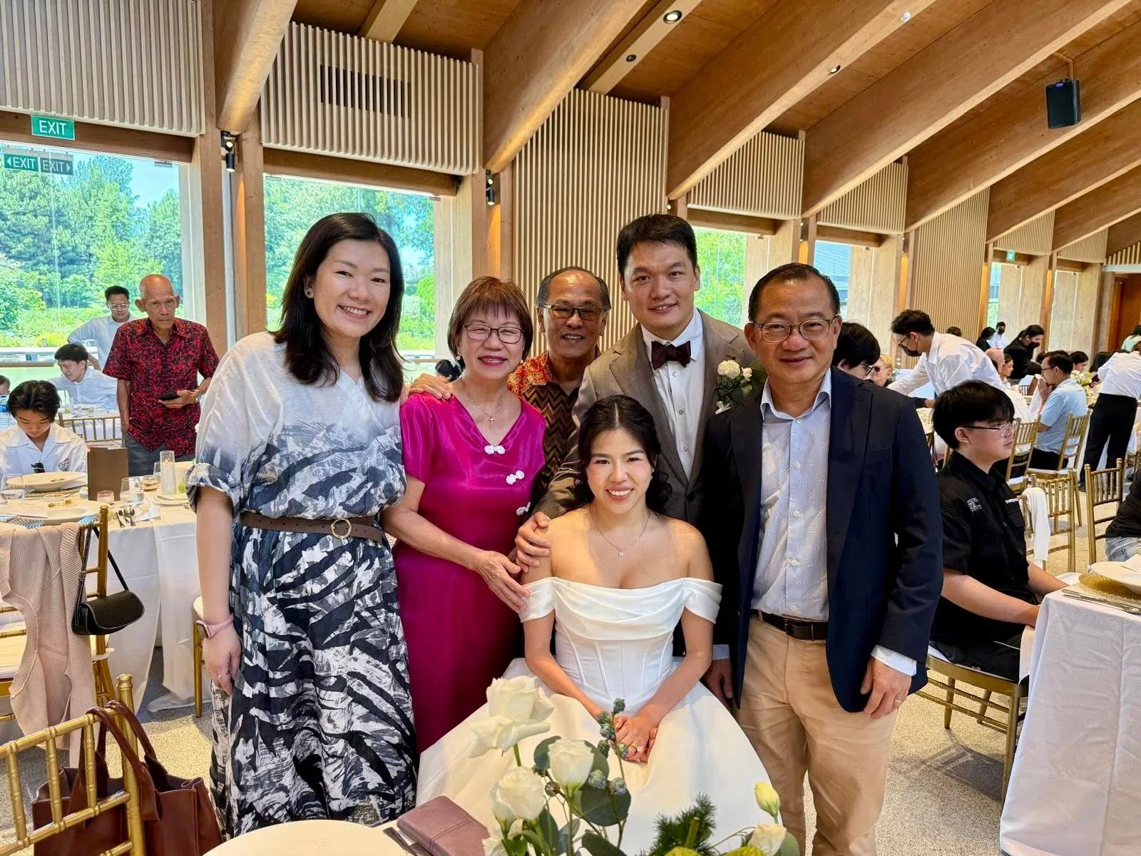 除了谢健平（右一），数名国会议员包括马西岭—油池集选区议员苏慧敏（左一）、惹兰勿刹集选区议员潘丽萍（左二）皆出席了婚礼。（取自谢健平脸书）