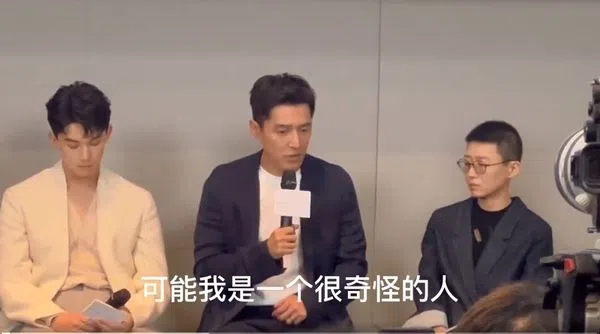 胡歌自认是个奇怪的人，在大家眼里好像不定时都会有一些很出乎人意料的行为或举动。（互联网）