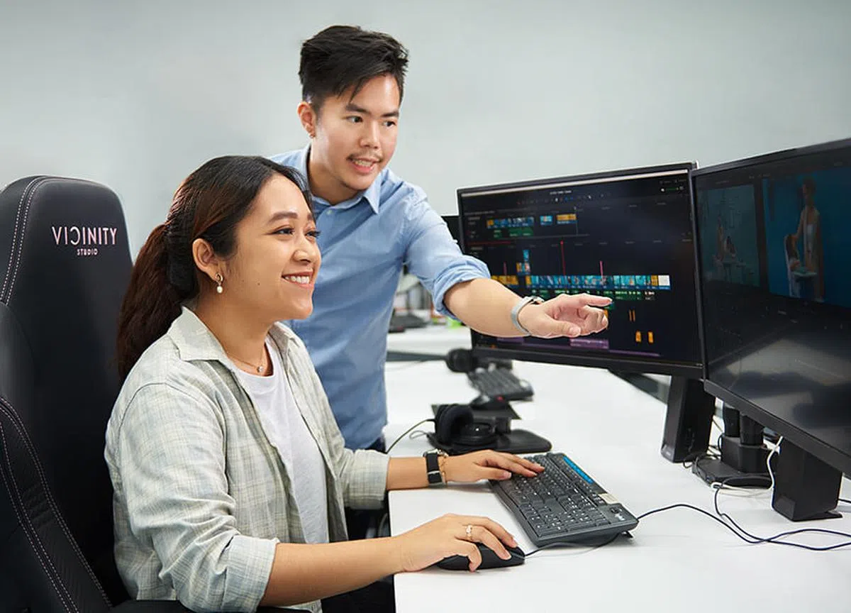 莫伟民（站立者）说，制作公司的员工要提升技能和知识，才能掌握新平台带来的机会，所以培训很重要。（图/新报业媒体）