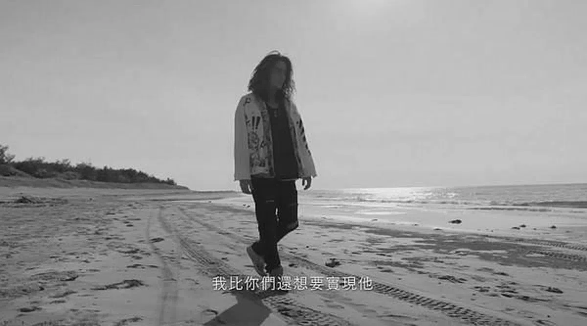 视频中，TORO独自漫步海边，念出他自己所创作的韵脚文。（图/截自面簿）