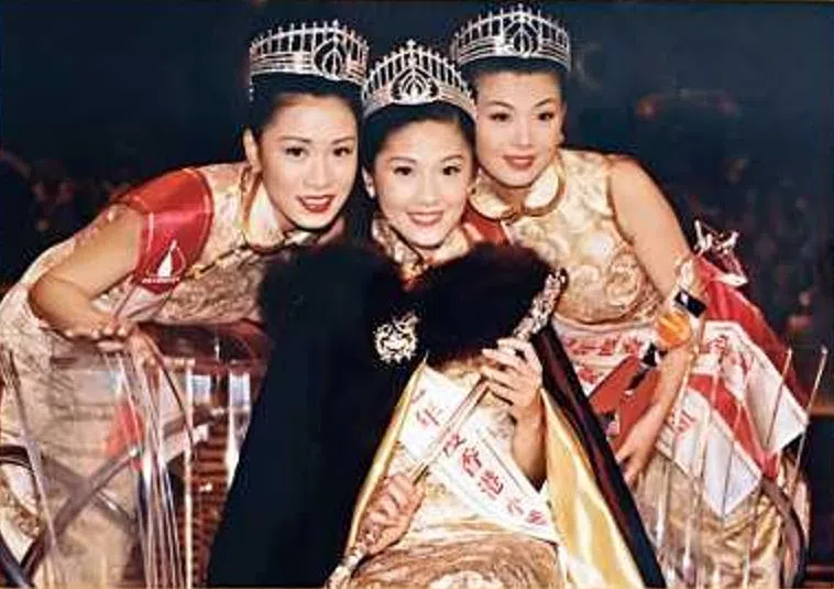 佘诗曼（左起）、翁嘉穗、李明慧是同届港姐三甲。（互联网）