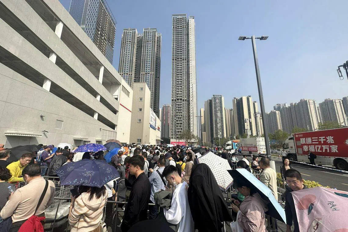 深圳开市客开幕当天，数千名公众不惜顶着大太阳，在户外排队三小时等待进场。（林煇智摄）