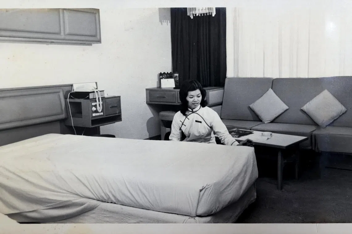 年轻时的杨玉算在文华酒店担任客房清洁工。（受访者提供）