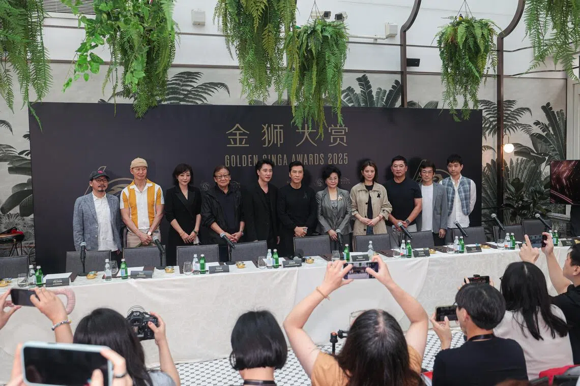 金狮大赏评审方文山（左起）、雷楚雄、郝蕾及张同祖，金狮大赏筹委会主席许振荣，评审主席甄子丹，评审团成员李少红、袁咏仪、徐侠昌和魏德圣，以及金狮大赏筹委会副主席武贝在记者会上合影。（李冠卫摄）