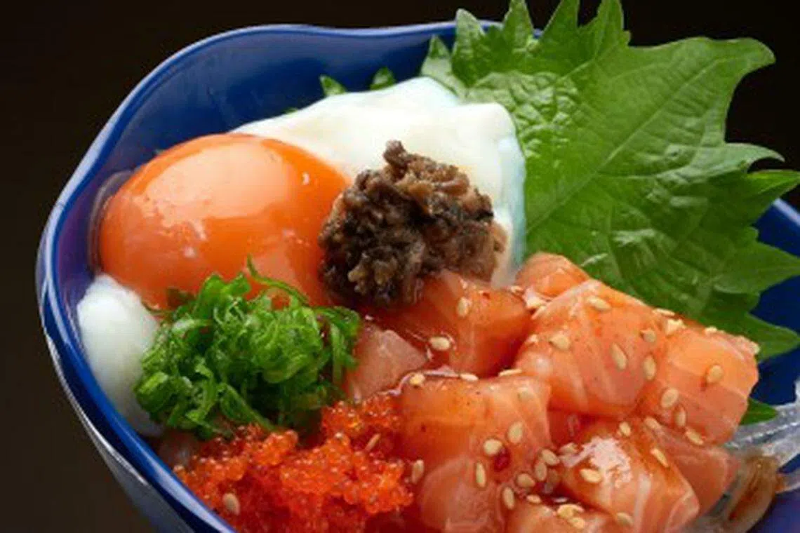 Sushi-GO的松露酱三文鱼块配温泉蛋。（品牌提供）