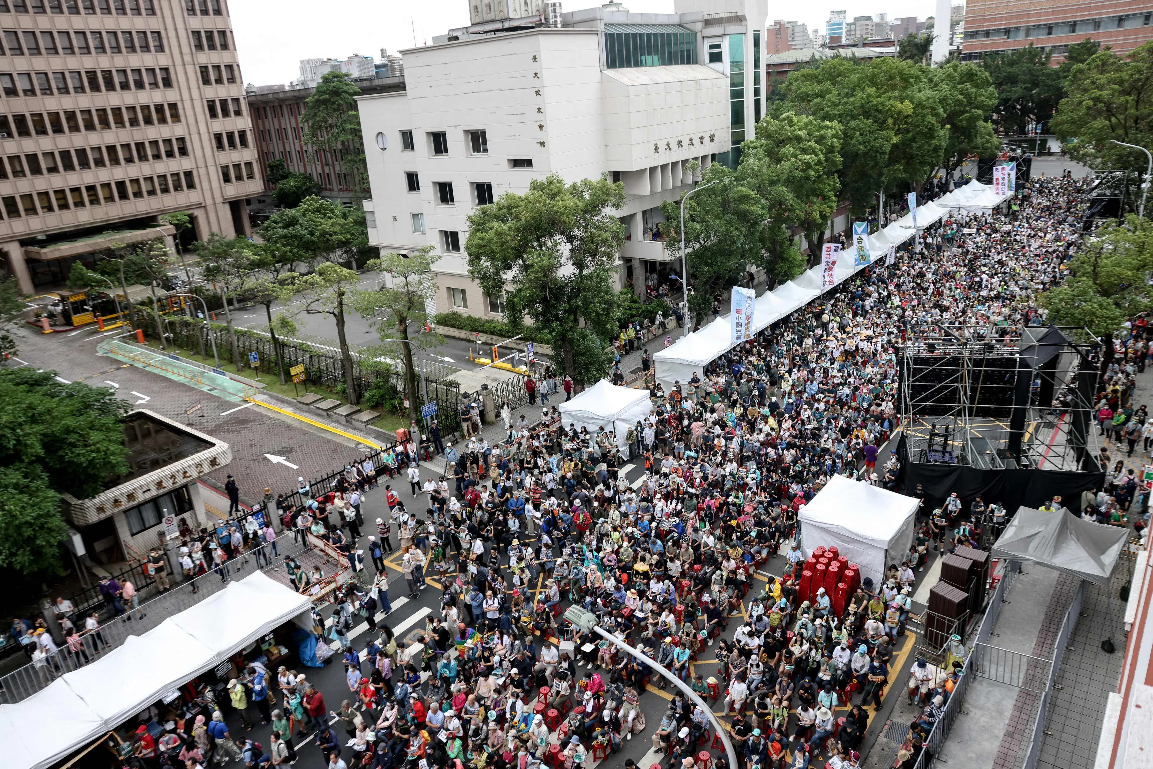 民进党支持者星期二（5月28日）在立法院投票通过立法院改革法案时聚集示威。（法新社）
