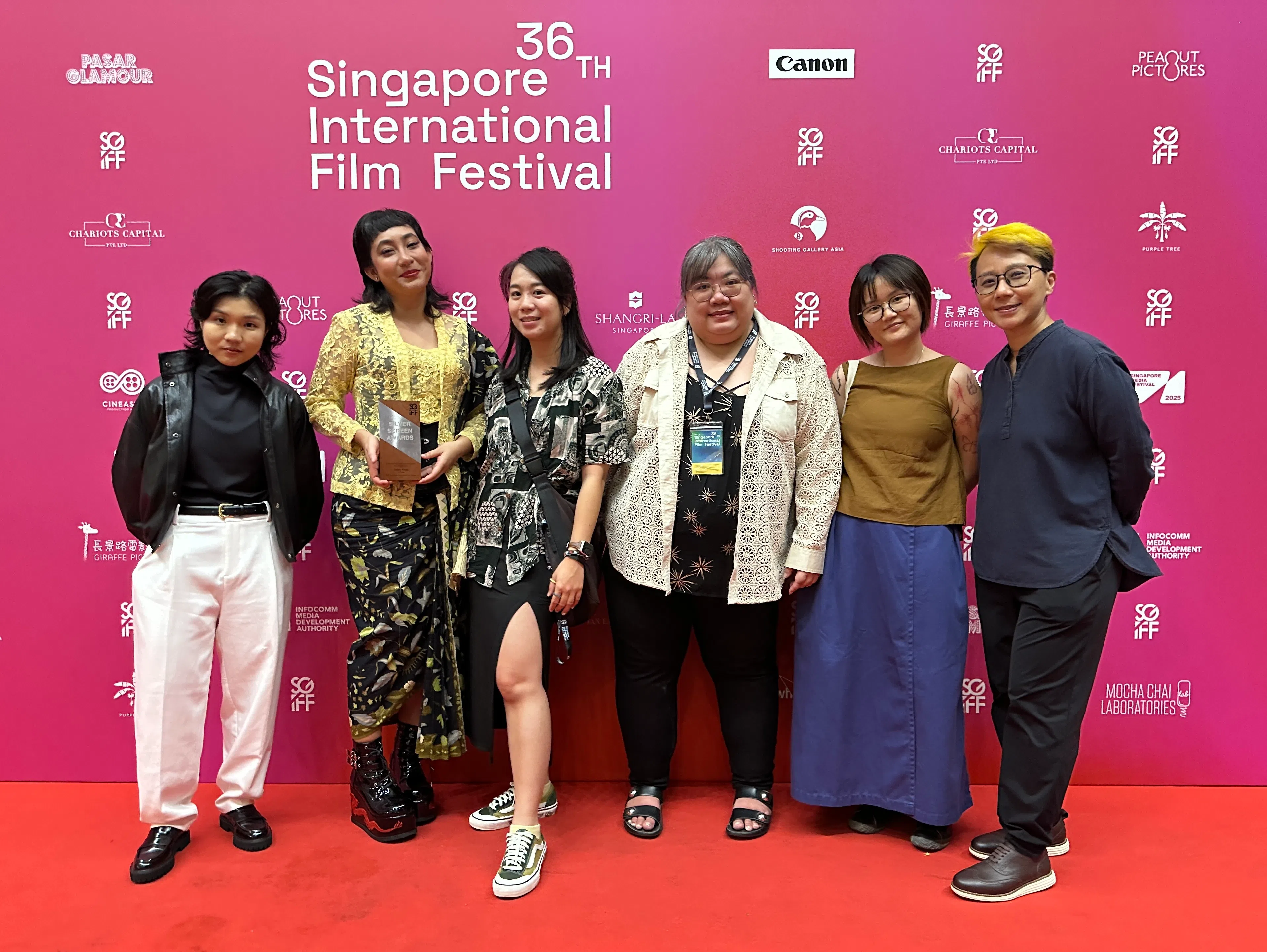 《果》主创团队，女主角Tysha Khan（左二）和导演林娟妮（右一）受访聊得奖心情。（林娟妮提供）