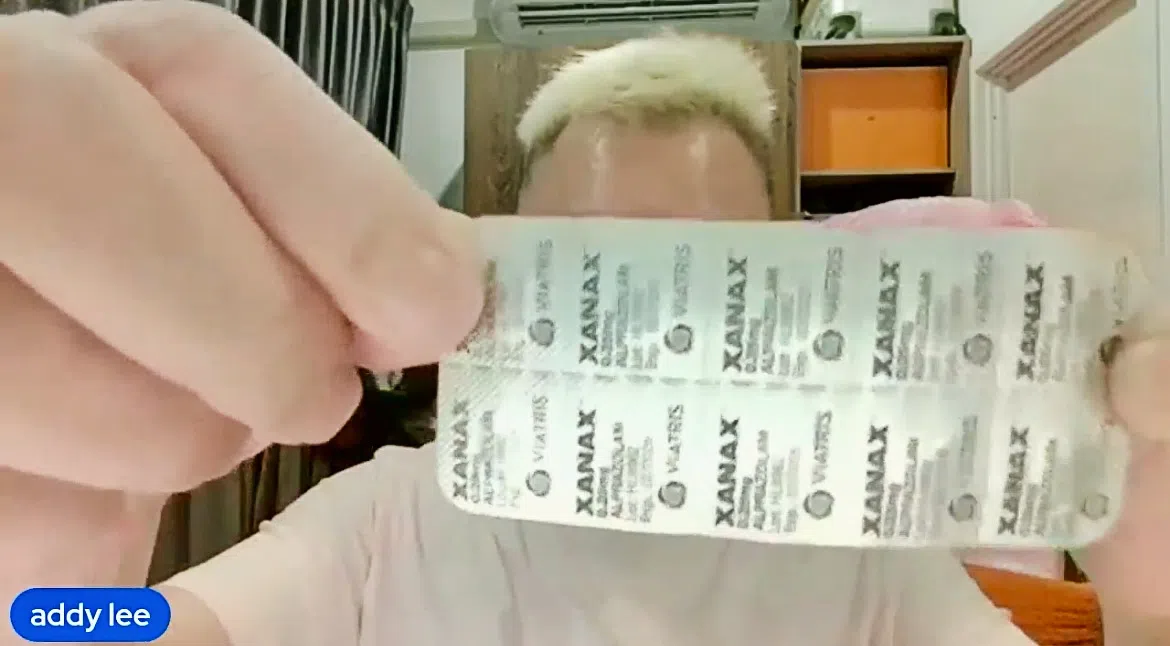 李荣达13日晚上9时于脸书上线，直播开始不久，他透露自己抑郁需服用药物。（李荣达脸书视频截图）