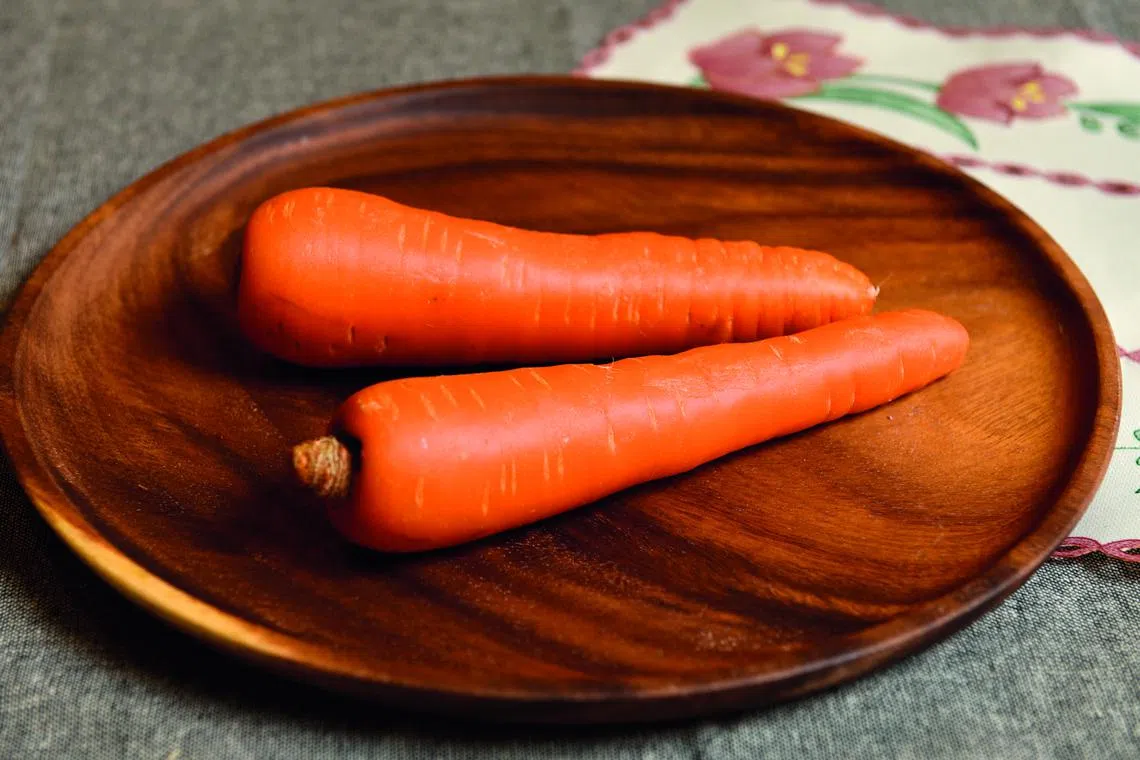 部分食物如胡萝卜和大蒜，可能使尿液出现特殊颜色和气味。（档案照）