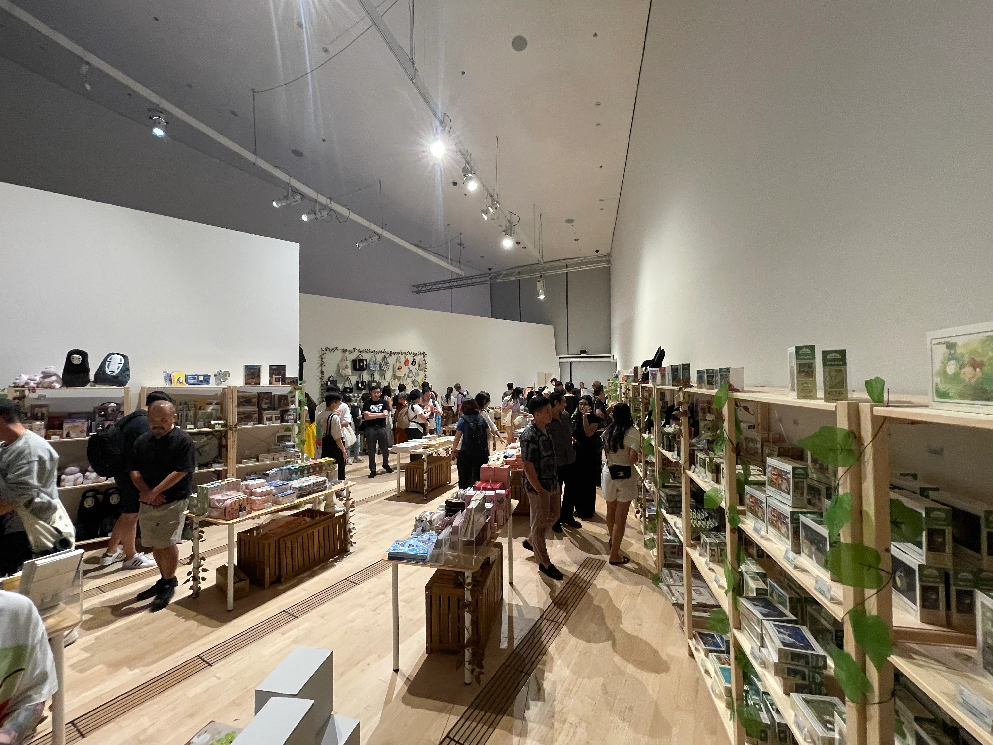 吉卜力商品店设在展厅出口，让买东西成为看展的最后环节。店面面积不小。（林方伟摄）
