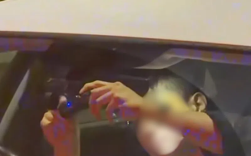 一名男子随后在奥迪车内疑似取出行车记录器的记忆卡。（取自SGRV脸书）