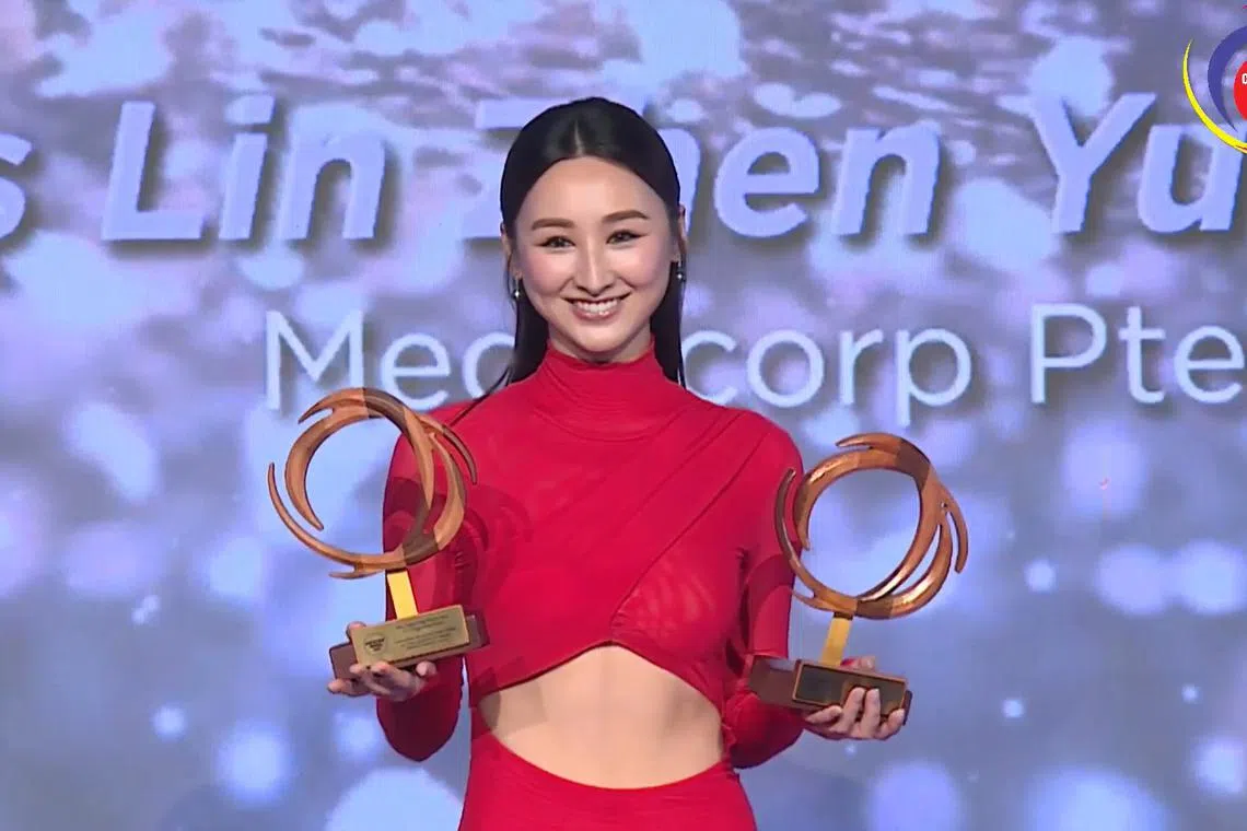 《新闻女王》抱走最佳女主角及女配角奖，高海宁获奖同时也帮同剧搭档佘诗曼领奖。（直播视频截图）