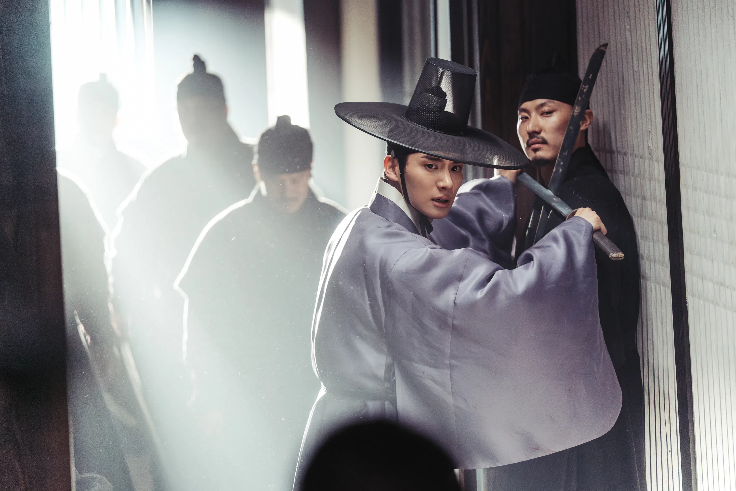 郑家蓝（左）饰演的商团养子无尽是虹郎的替代品。（Netflix提供）