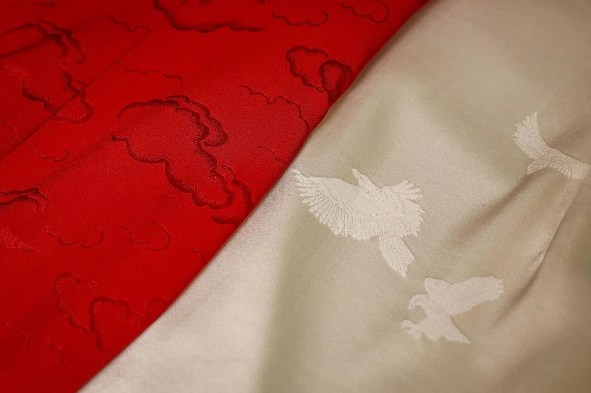 缎子表面平滑光亮，还能织出花纹，在丝织品中工艺水平与颜值属于高等级别。