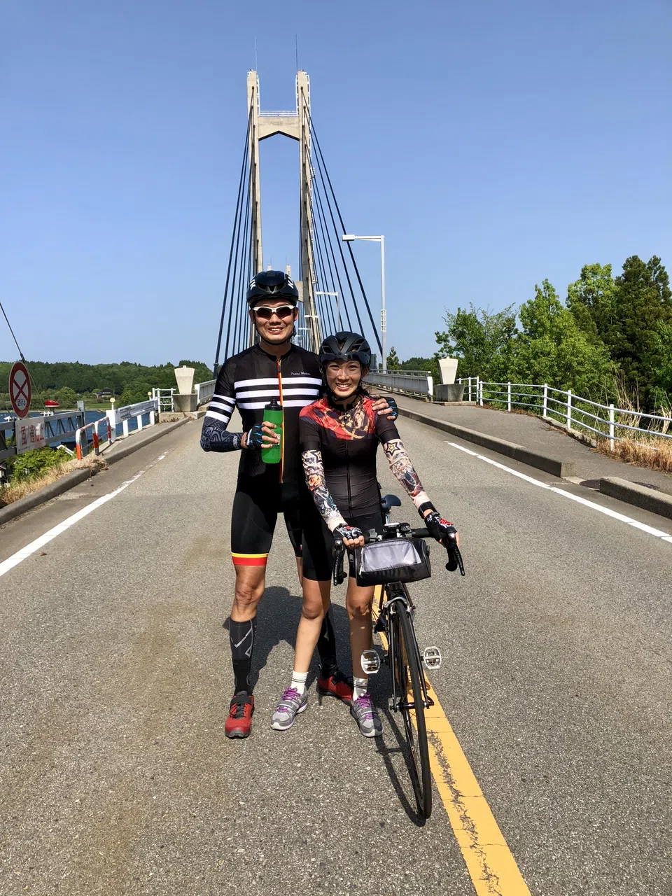 李文龄医生爱骑车，也影响到他太太，两人是骑行路上的最佳伙伴。（受访者提供）