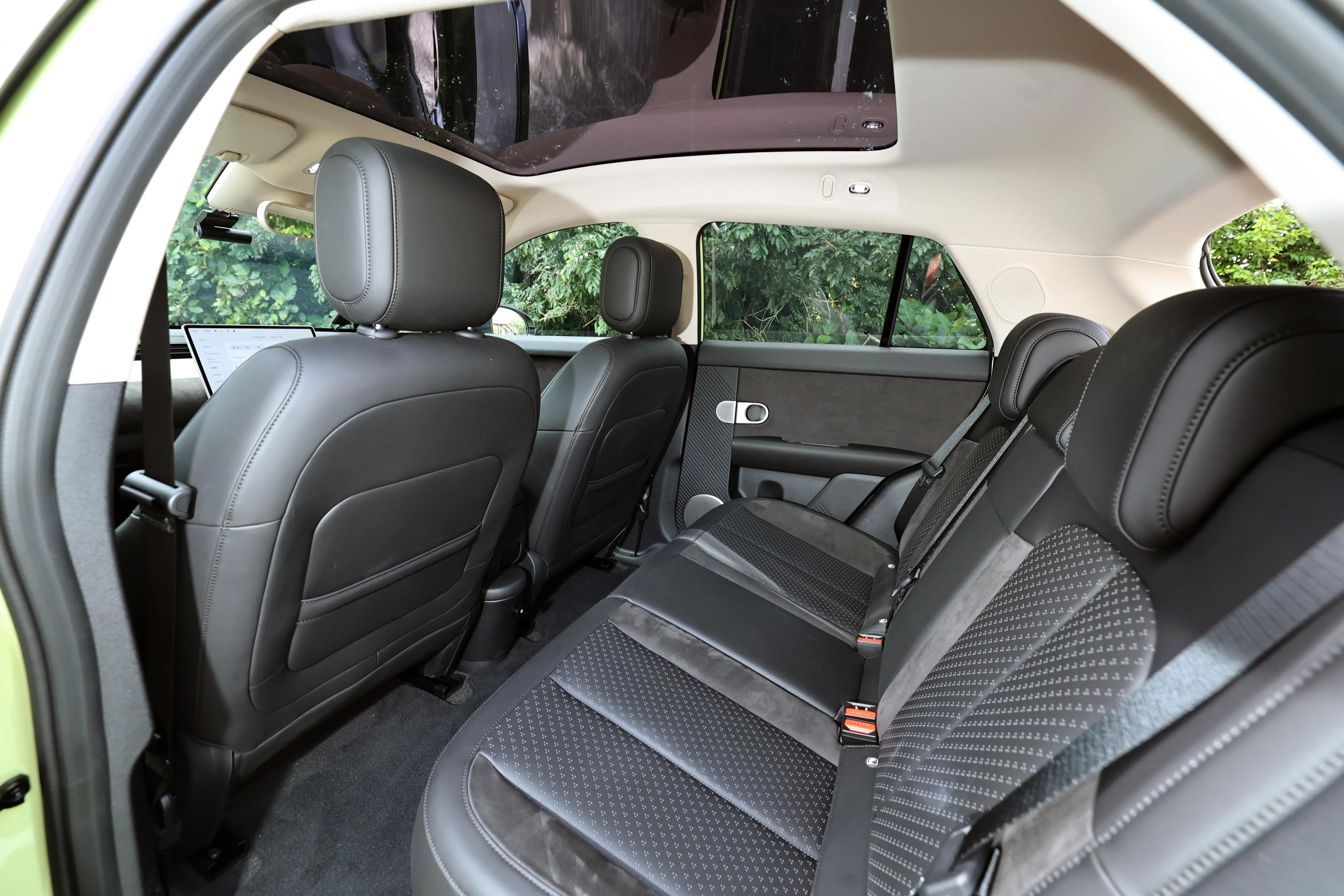 后排座位更适合两个成人乘坐，上方是全景天窗。（周国威摄）