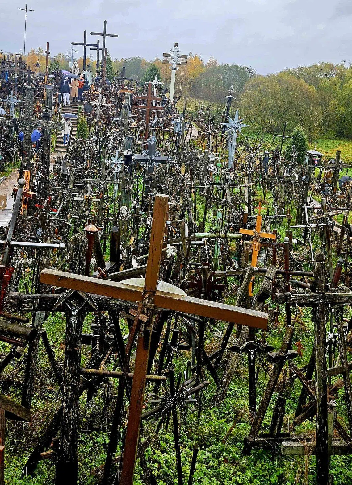 十字架山象征民族精神与宗教信仰。（客桑摄）