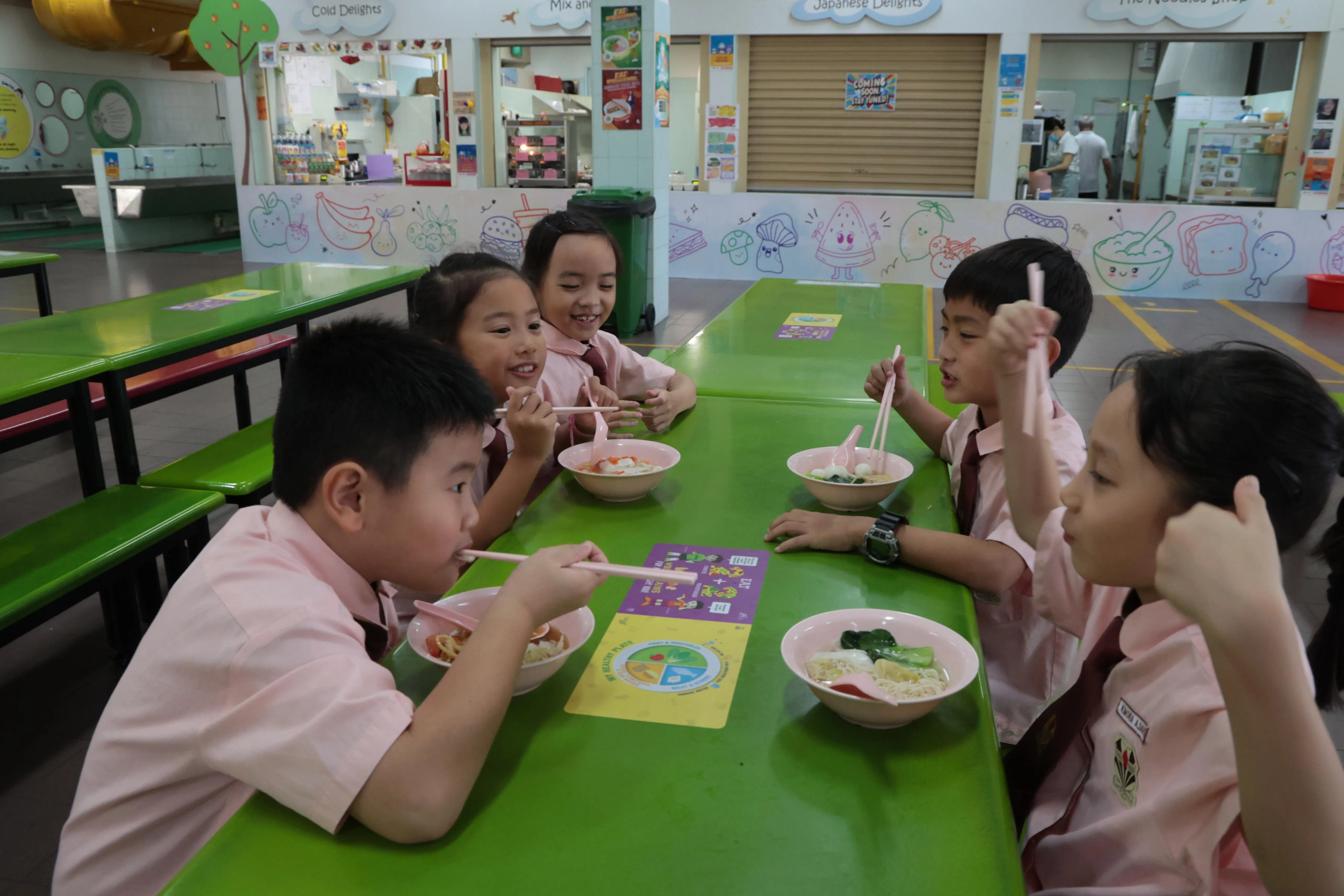 学校也将与医疗机构合作，协助食堂摊主推出更能吸引学生的营养餐食。图为淡马锡小学学生在休息时间用餐。（梁麒麟摄）