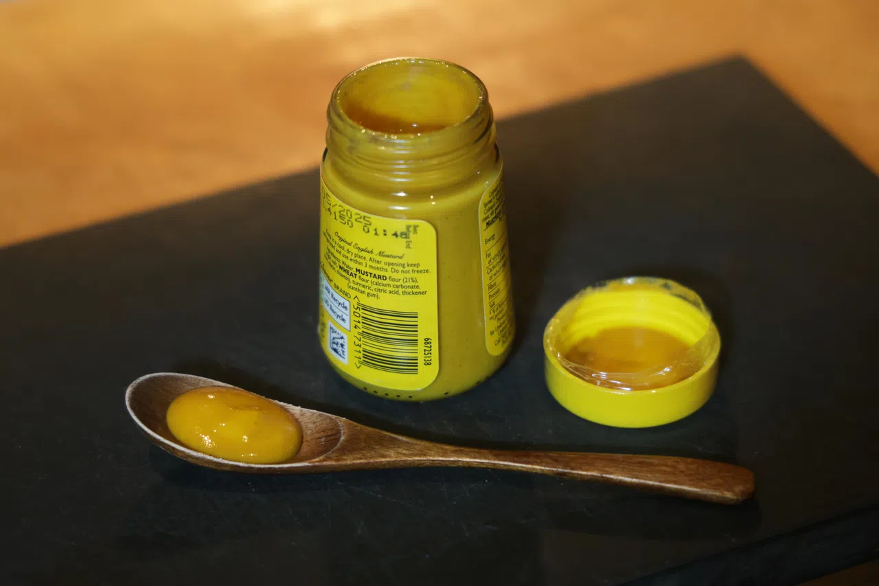 市售的第戎芥末酱（Dijon musturd）口感绵滑，色泽为偏深的鹅黄色。（蔡家增摄）
