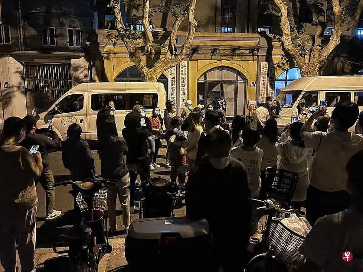 由于基层部门层层加码，严格限制居民外出，忍耐到达极限的上海汇贤居居民5月22日到徐汇区湖南路街道办外讨说法。（互联网）