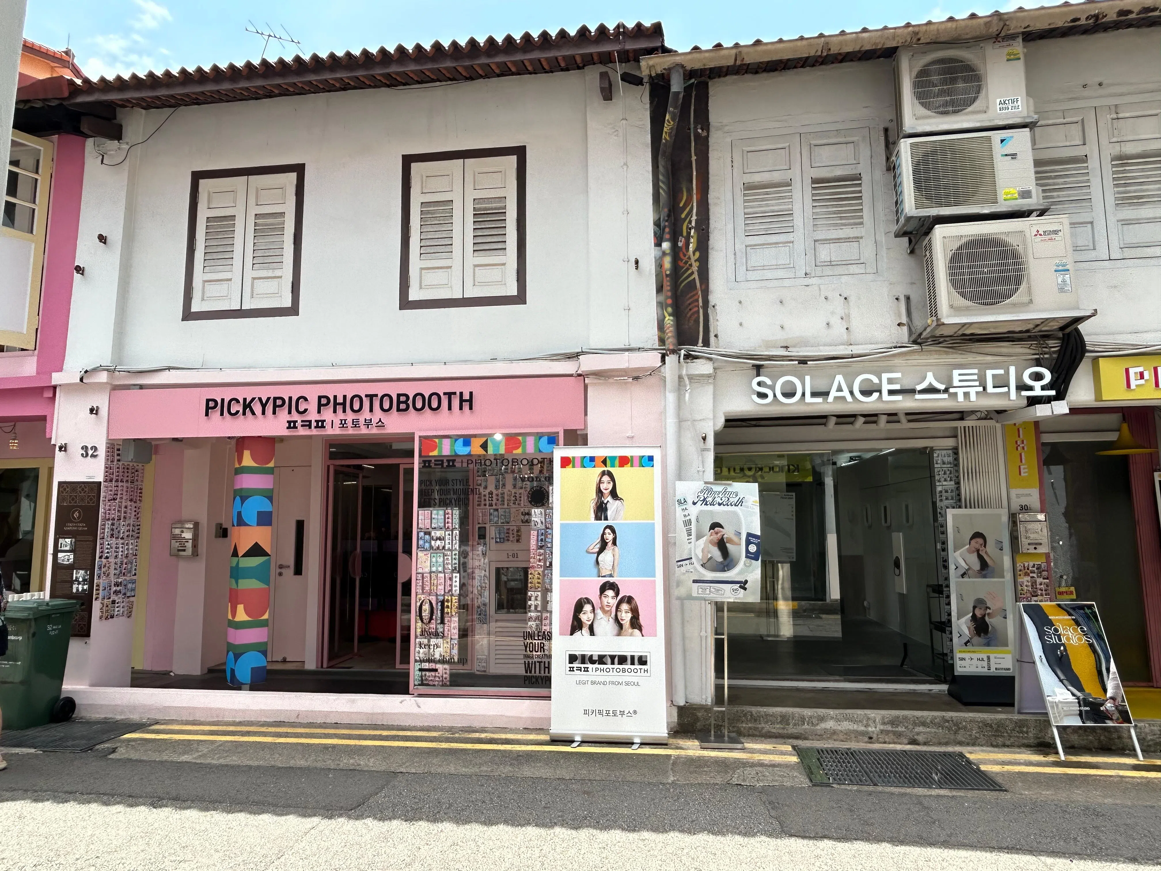 哈芝巷总共有八间拍照亭店铺，如同走入了“拍照街”。（高静娴摄）