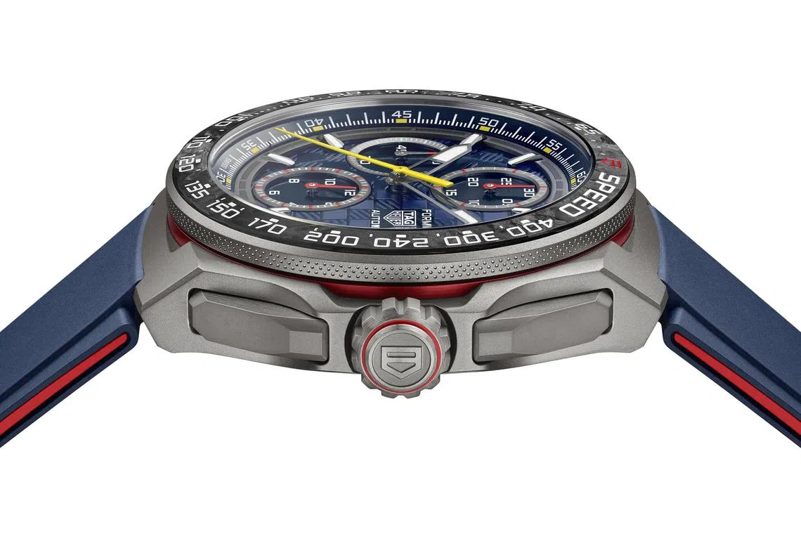 泰格豪雅与红牛车队携手推出的腕表，采用2级钛金属表壳，以及锻造碳嵌件测速表圈和蓝色蛋白石表盘。（泰格豪雅提供）
