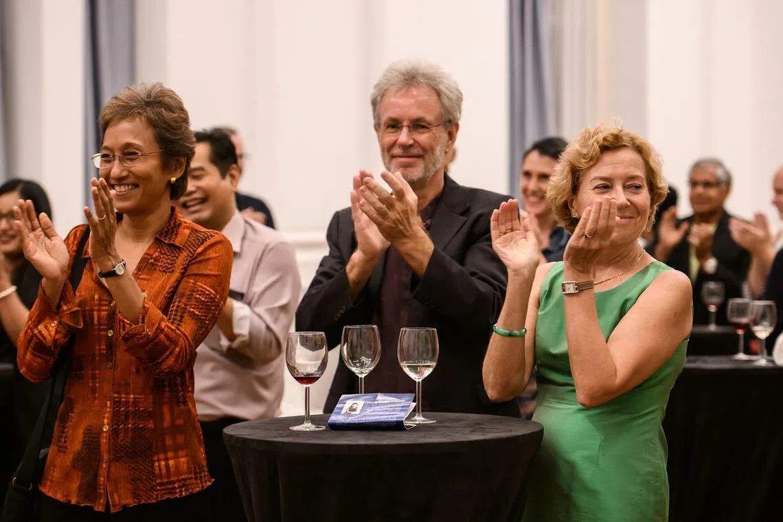 音乐会下半场，观众可以自由走动交谈，尽情享受酒饮和开胃餐点。（受访者提供）