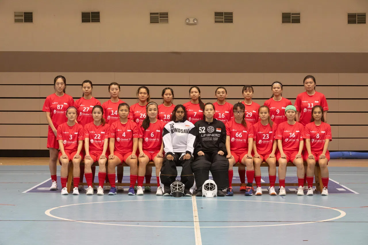 训练开始前，我国地板钩球女队拍大合照。（特约沈康雄摄）