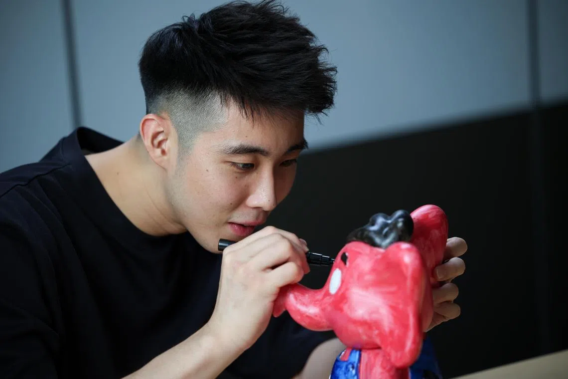 骆建佑在拍摄中“为象点睛”。（关俊威摄）