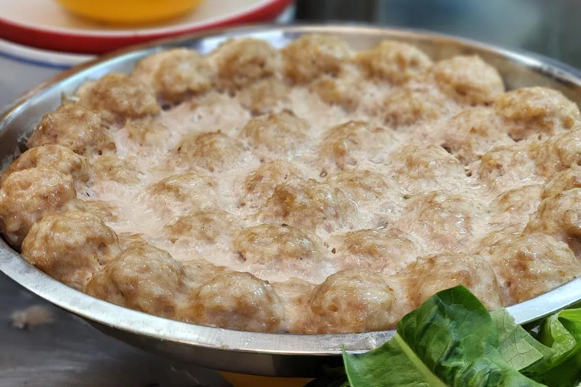 肉丸像是妈妈手剁猪肉碎挤出来的，不算精致但诚意满满。（陈爱薇摄）