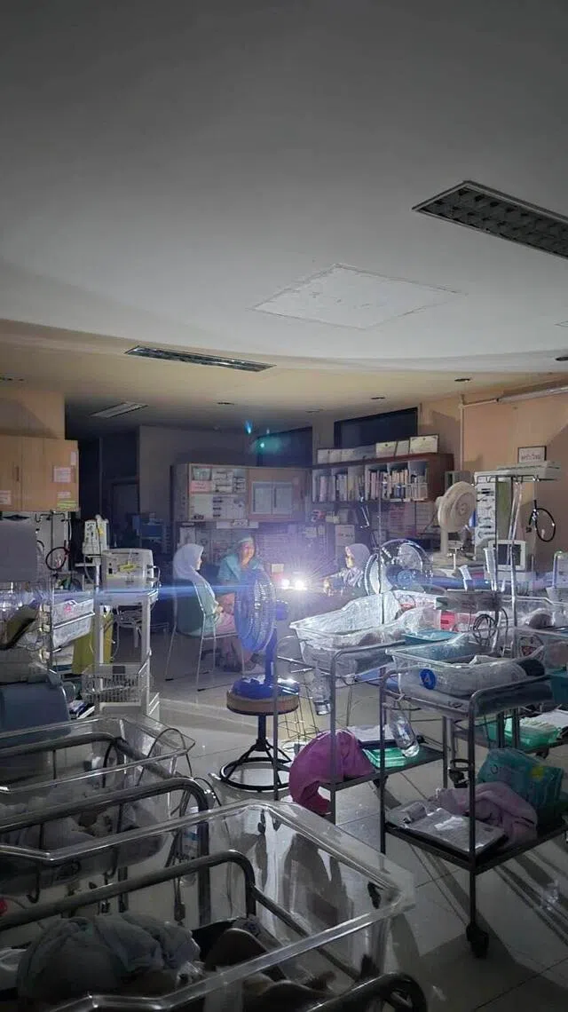洪水导致合艾医院断电，病患受困其中。医院医护人员11月25日在脸书载照片，显示护士们开着手电筒，在漆黑的病房里守护新生儿，并贴文请家长放心，誓言会好好照顾宝宝们。（互联网照片）