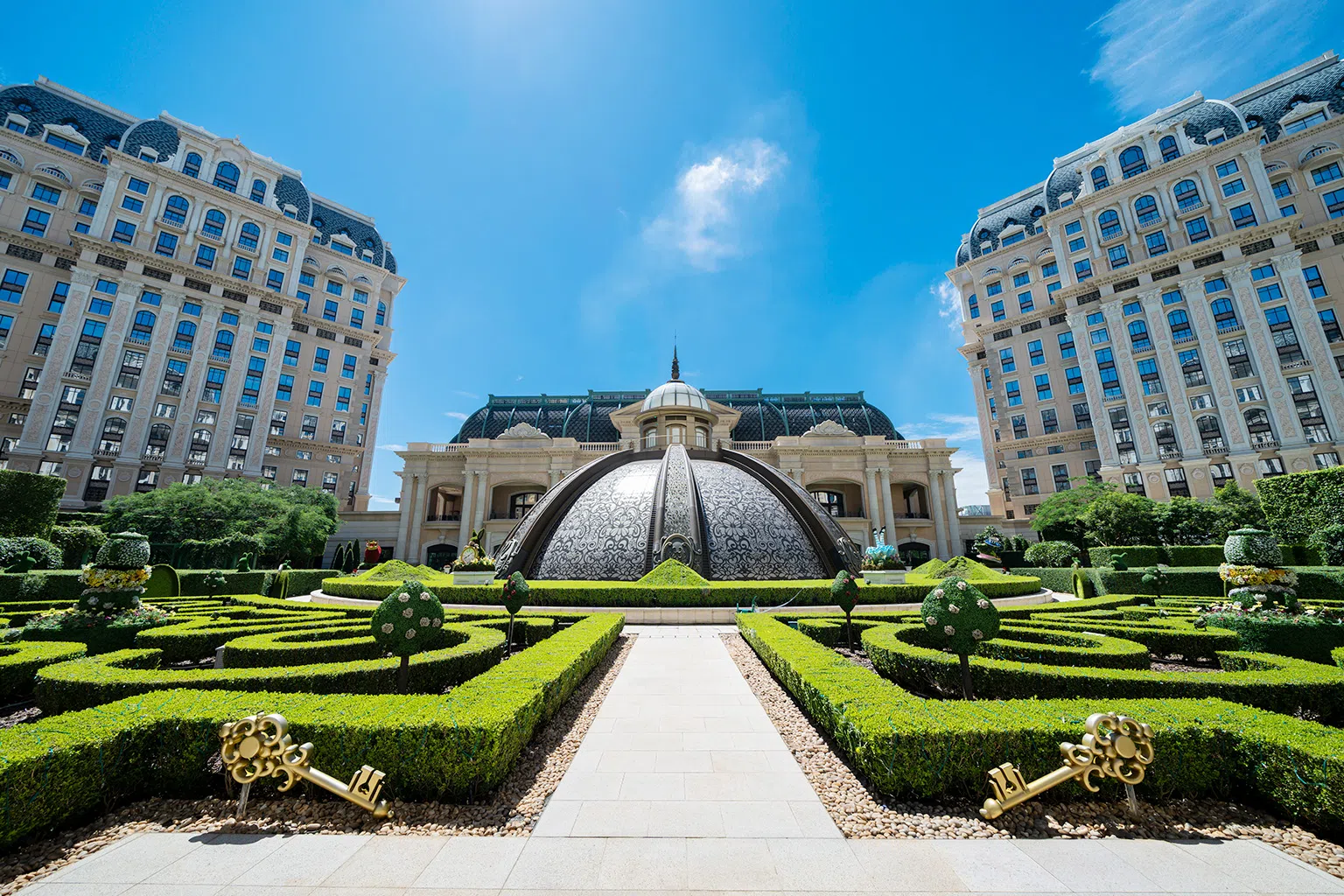 澳门上葡京综合度假村的绿茵胜境花园精致壮观。（澳门上葡京综合度假村提供）