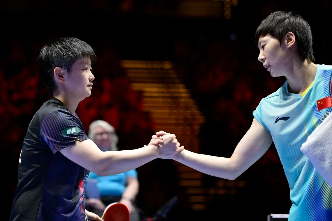 孙颖莎（左）和王曼昱是中国女队的“定海神针”。两人本月初在国际乒联女子世界杯决赛交手，孙颖莎4比1获胜。（新华社）