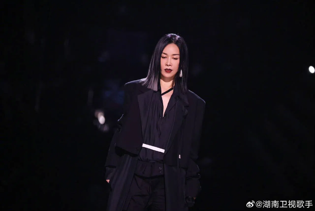 那英作为观众认可的中国实力歌手，却不敌两位海外唱将。（取自湖南卫视《歌手》微博）